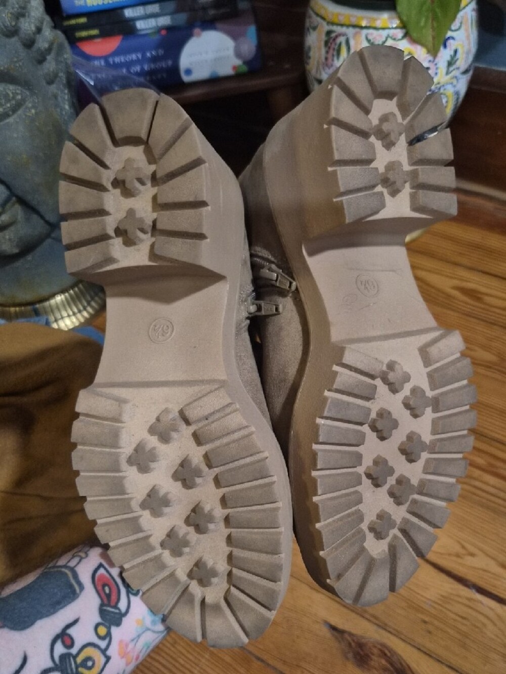 Universal Thread Booties - Picture 4 of 8